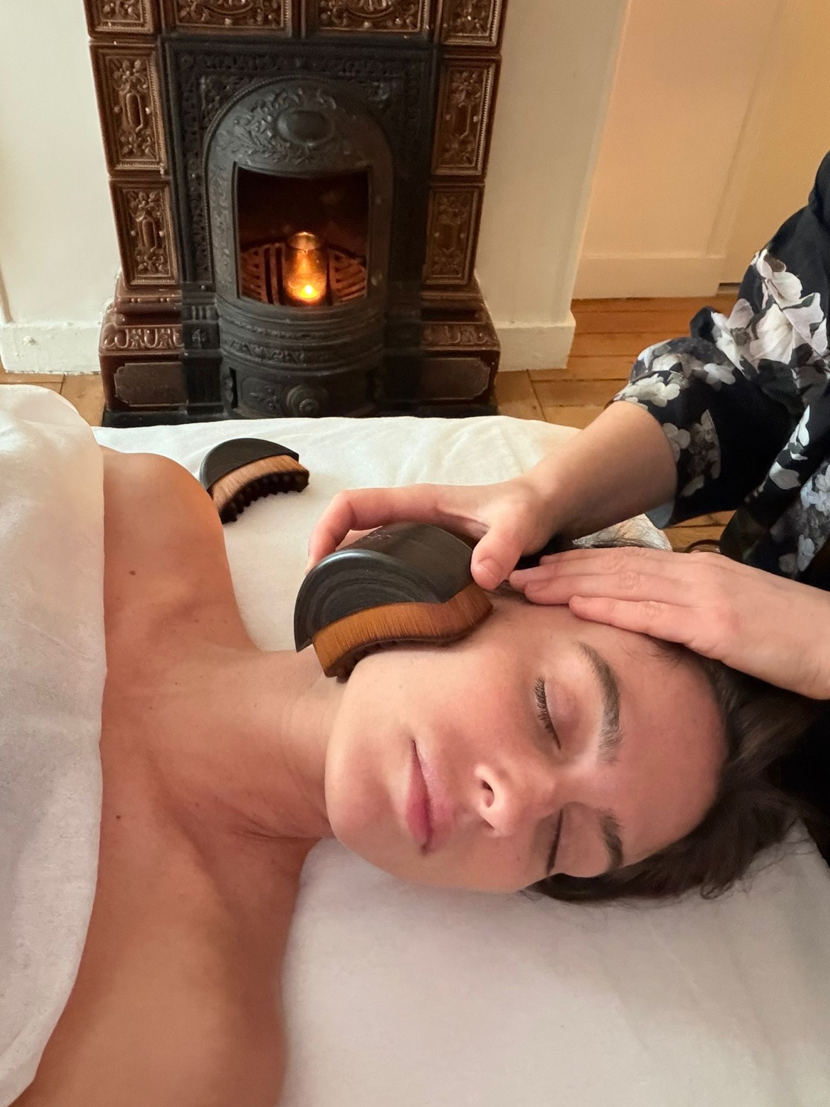 Soin visage aux pinceaux - massage Kobido Paris Le Marais