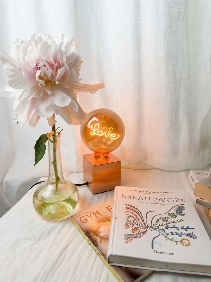 Atelier breathwork avec pivoine et livre - cabinet Ninon Paris